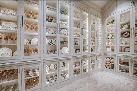 Exposição de porcelanas finas e loiças