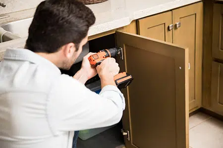 Wie man Küchenschränke repariert — Die professionellen Tipps, die Sie wählen können Reparieren Sie den Küchenschrank